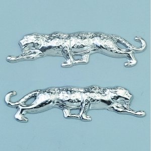 Smycke 42 x 9 mm - silverfärgad 2 st. leopard höger / l