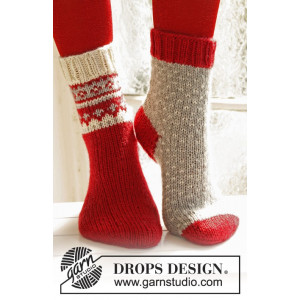 Twinkle Toes by DROPS Design 3 - Julstrlumpor Vinröd med mönster på sk