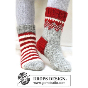Twinkle Toes by DROPS Design 4 - Julstrlumpor Grå med mönster på skaft